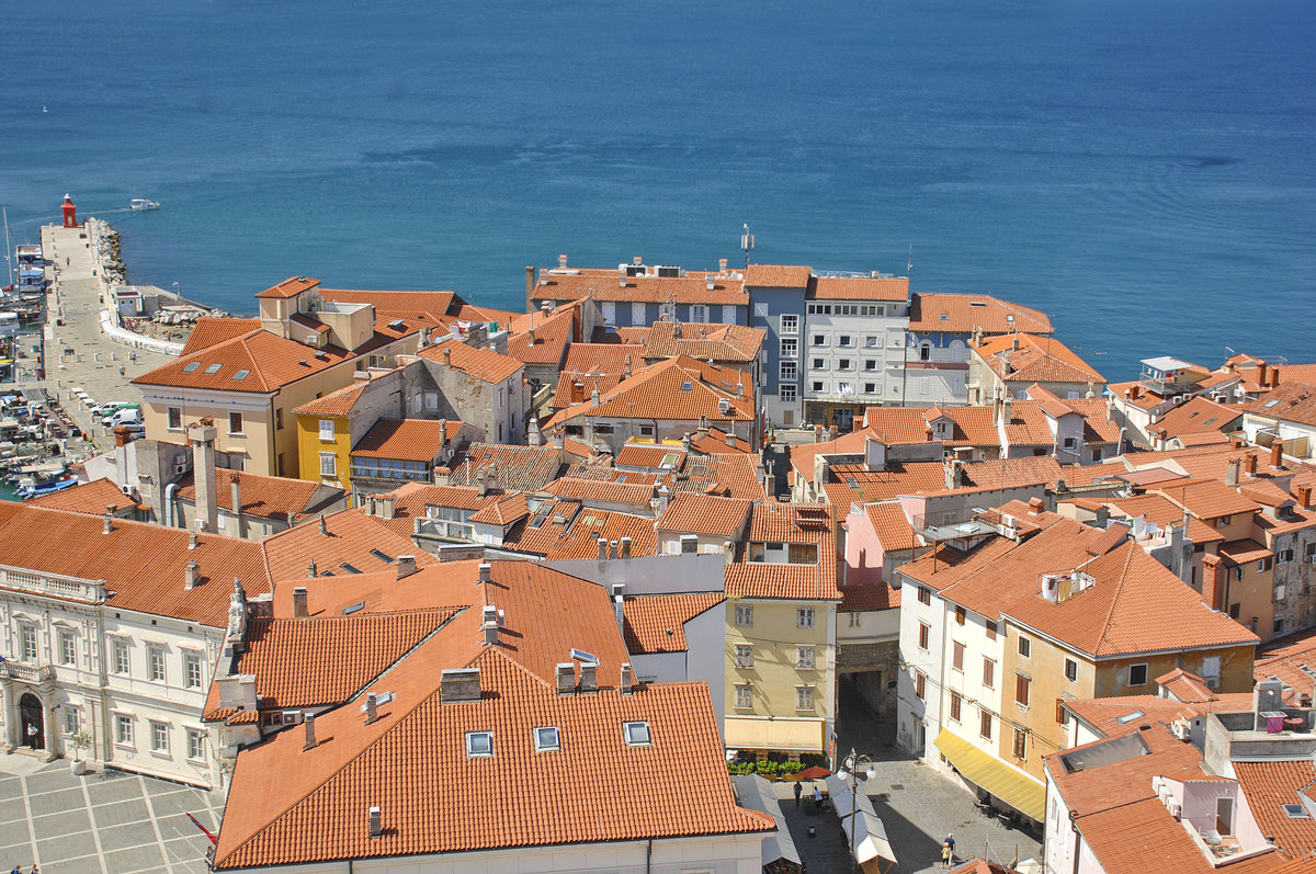 Die Altstadt in Piran vom Turm der Kathedrale St. Georg (Sv. Jurij) aus gesehen. Aufnahme: 26. Juli 2016.