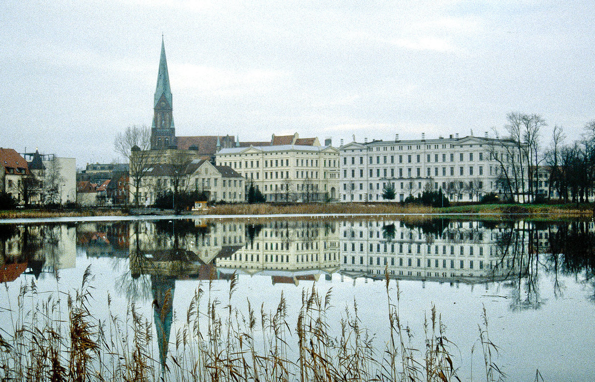 Die Altstadt in Schwerin vom Burgsee aus gesehen. Bild vom Dia. Aufnahme: Januar 2001.