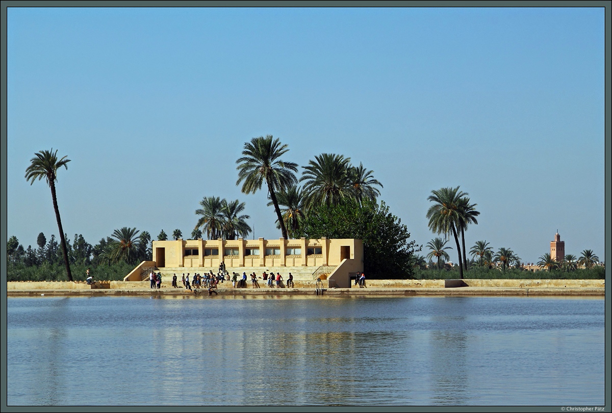 Die am westlichen Stadtrand von Marrakesch gelegenen Menara-Grten sind ein beliebtes Ziel der Einheimischen. Dort gibt es ein groes Wasserbassin, das auch von Schulklassen zum Baden genutzt wird. (Marrakesch, 18.11.2015)