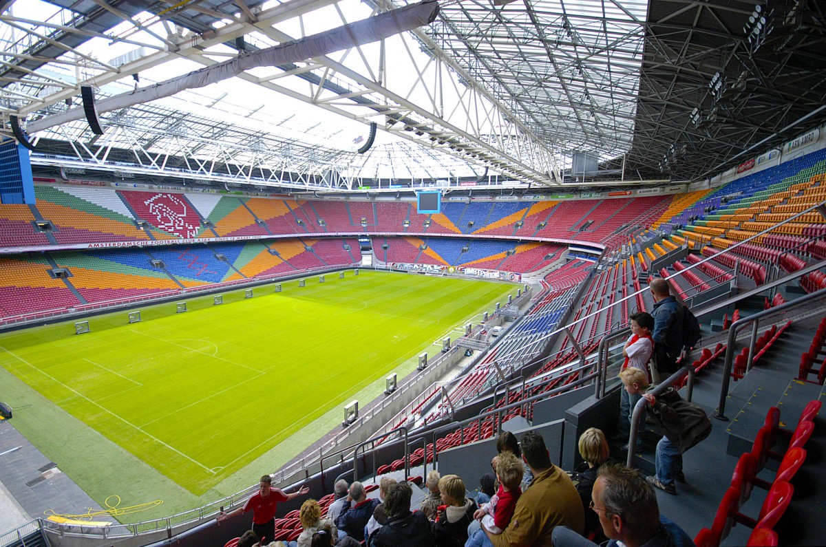 Die Amsterdam Arena ist ein von der UEFA ausgezeichnetes Stadion der Kategorie 4. Der Fuballverein Ajax Amsterdam trgt in dem Stadion seine Heimspiele aus. Als erstes europisches Stadion verfgt die Spielsttte ber ein verschliebares Dach, das eine wetterunabhngige Nutzung ermglicht. Dieses Dach besteht aus einer Stahl-Glas-Konstruktion und hat eine Gesamtflche von 33.625 m. Aufnahme: August 2008.