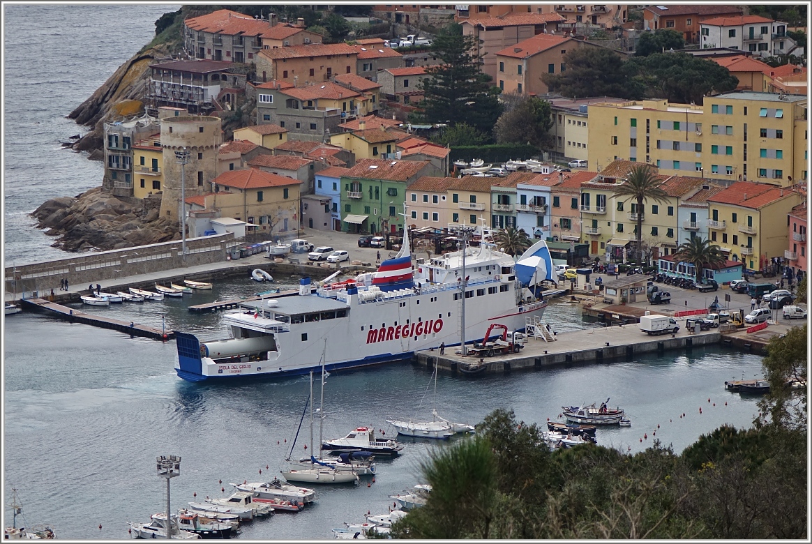 Die Ankunft der Fhre sorgt fr rege Abwechslung im Alltag in Giglio Porto
(23.04.2015)