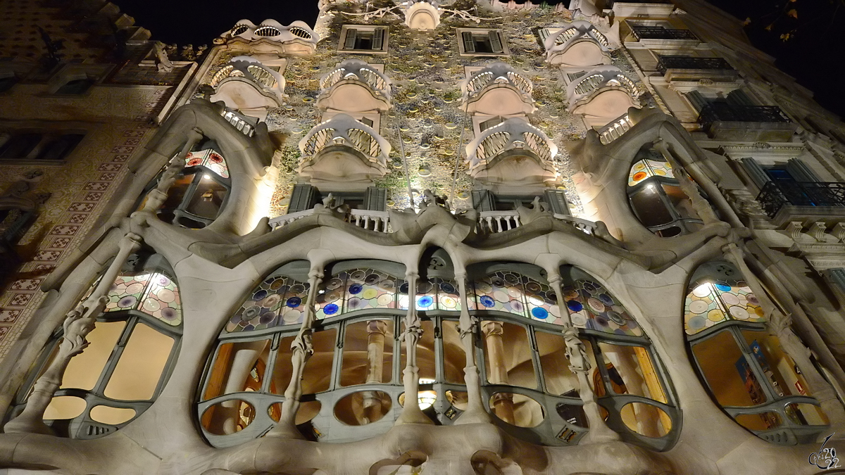 Die von Antoni Gaud im Baustil der Modernisme gestaltete Fassade der Casa Batll. (Barcelona, Februar 2012)