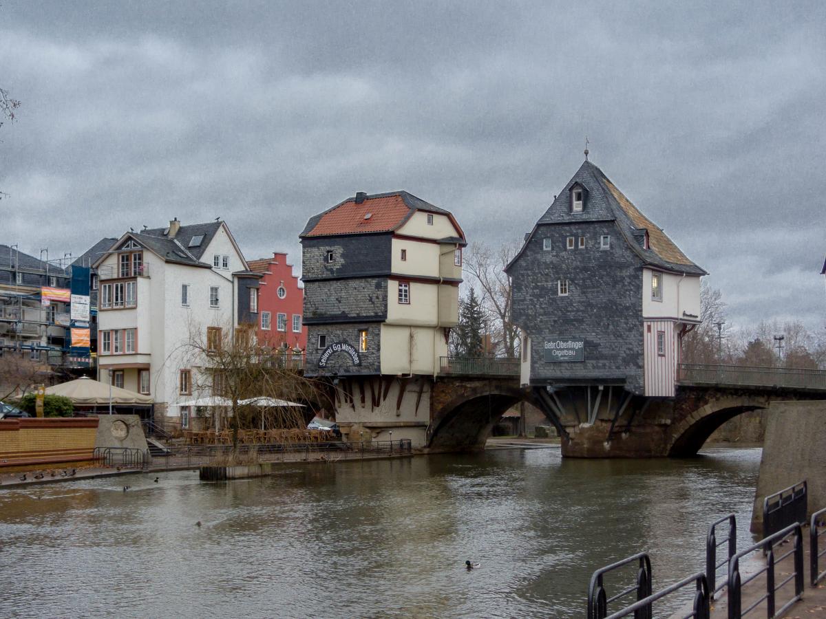 Die auf der  Alte Nahebrcke  gebaute Huser in Bad Kreuznach. Aufnahmezeit: 29.01.2013.