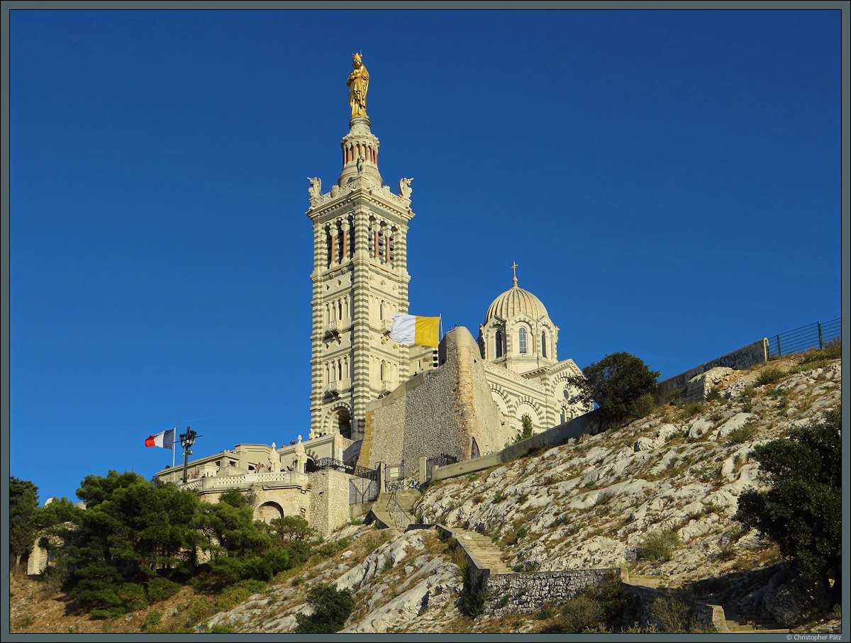 Die auf einer Anhhe errichtete Wallfahrtskirche Notre-Dame de la Garde zhlt zu den Wahrzeichen von Marseille. Sie wurde 1864 geweiht. (29.09.2018)