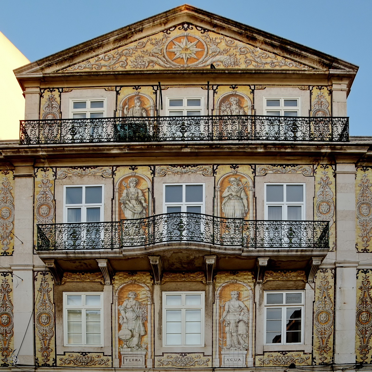 Die aus bemalten und glasierten Keramikfliesen (Azulejos) kunstvoll gestaltete Fassade eines Stadthauses in Lissabon. (Januar 2017)