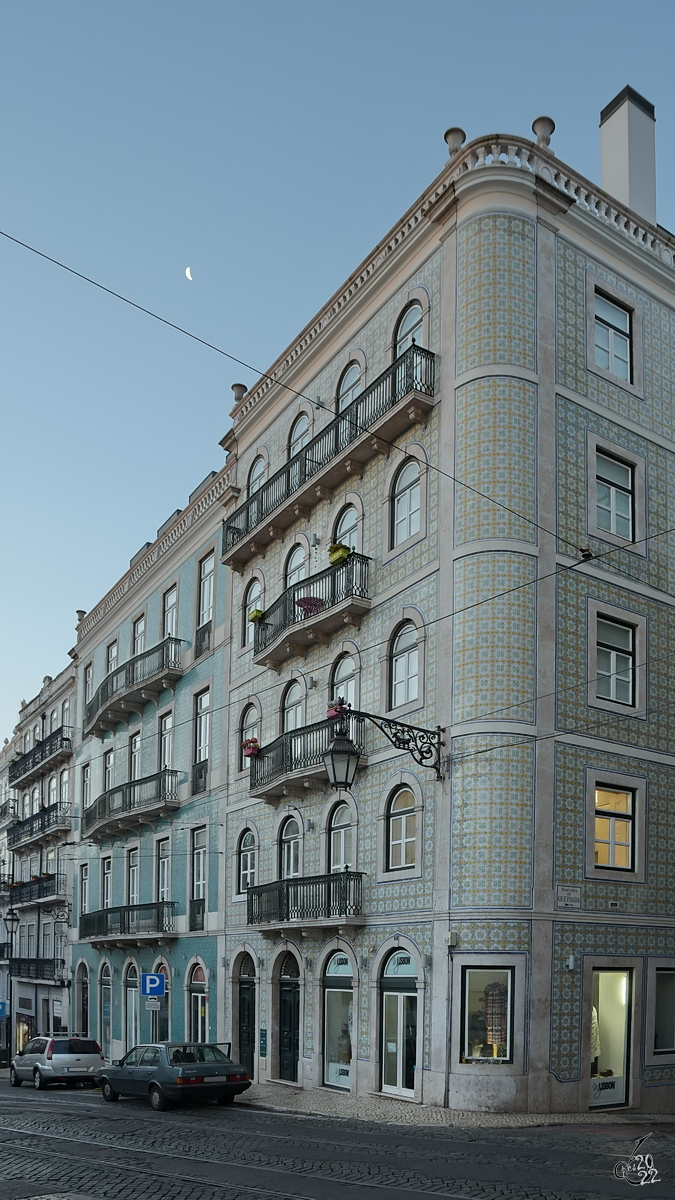 Die aus bemalten und glasierten Keramikfliesen (Azulejos) gestaltete Fassade eines Stadthauses in Lissabon. (Januar 2017)