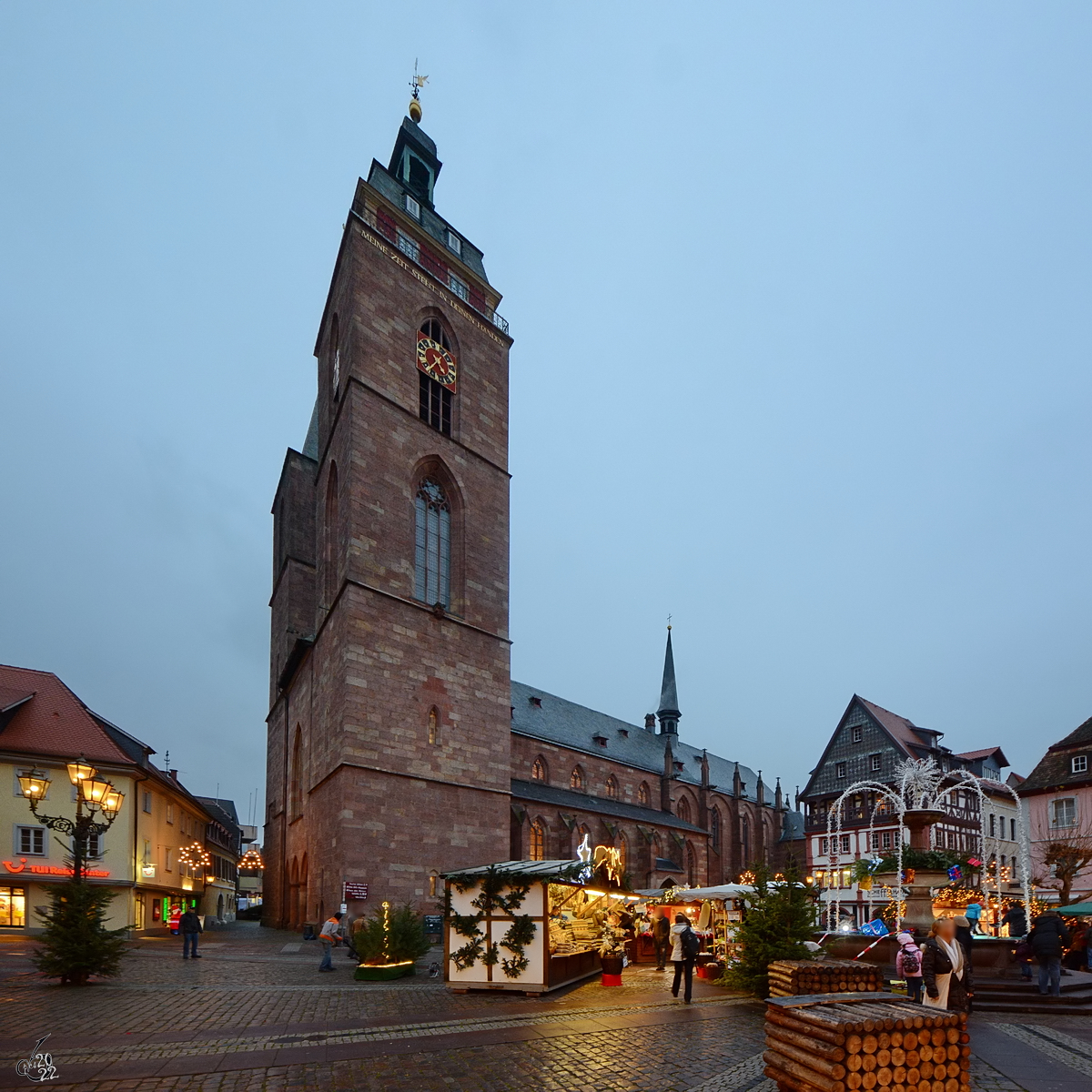 Die aus dem 13. Jahrhundert stammende gotische Stiftskirche St. gidius Stiftskirche ist hier vom weihnachtlich geschmckten Marktplatz zu sehen. (Neustadt an der Weinstrae, Dezember 2014)