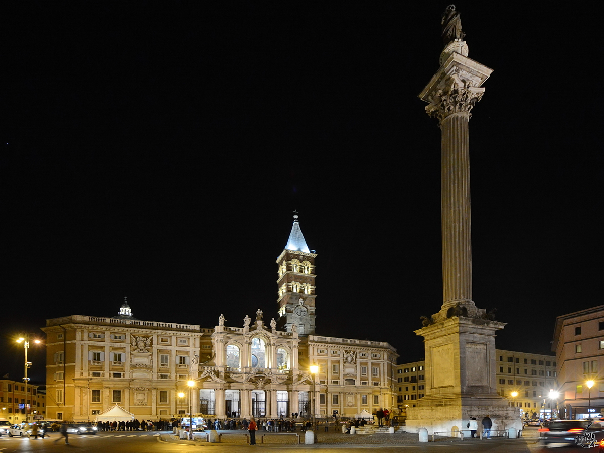 Die aus dem 5. Jahrhundert stammende Basilika Gro-Sankt-Marien (Basilica Papale di Santa Maria Maggiore) ist eine der vier Papstbasiliken Roms im Rang einer Basilica maior. Davor zu sehen die 1614 errichtete Friedenssule (Colonna della Pace). (Dezember 2015)