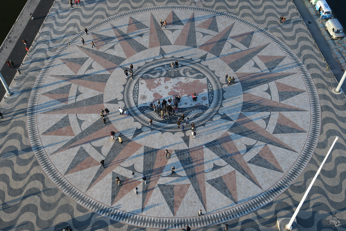 Die aus Mosaiksteinen zusammengesetzte Windrose (Rosa dos Ventos) hat einen Durchmesser von 50 Metern und zeigt im Zentrum des Mosaiks eine Weltkarte mit den Routen der portugiesischen Entdecker im 15. und 16. Jahrhundert. (Lissabon, Januar 2017)