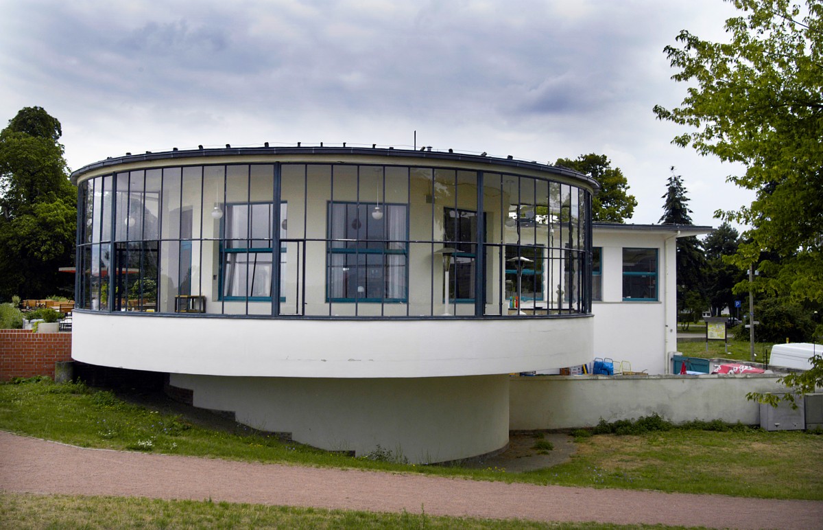 Die Ausflugsgaststtte Kornhaus wurde 1929–30 im Auftrag der Stadt Dessau und der Schultheiss-Patzenhofer Brauerei direkt auf dem Elbdeich nahe der Dampferanlegestelle errichtet. Der Name erinnert an einen Getreidespeicher, der hier von Mitte des 18. Jahrhunderts bis in die 1870er-Jahre stand. Aufnahme: Juli 2006.