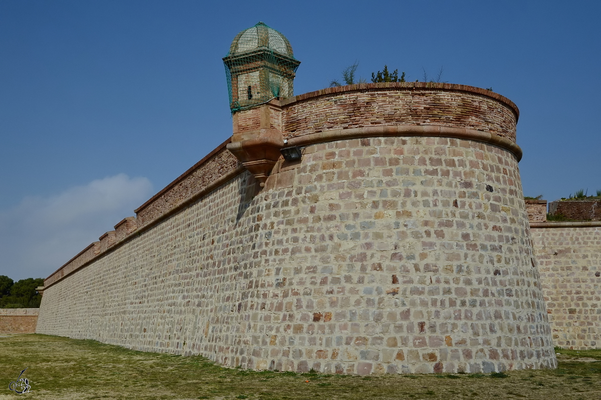 Die Auenmauern der alten militrischen Festung Fort Montjuc aus dem 16. Jahrhundert. (Barcelona, Februar 2012)
