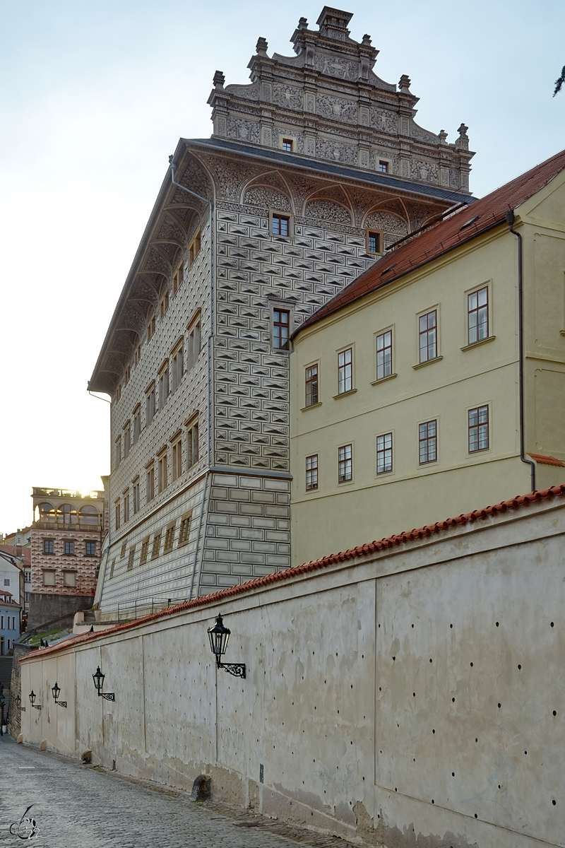Die Auenmauern des Prager Hradschin mit der Rckseite des Mitte des 16. Jahrhunderts erbauten Palais Schwarzenberg. (September 2012)