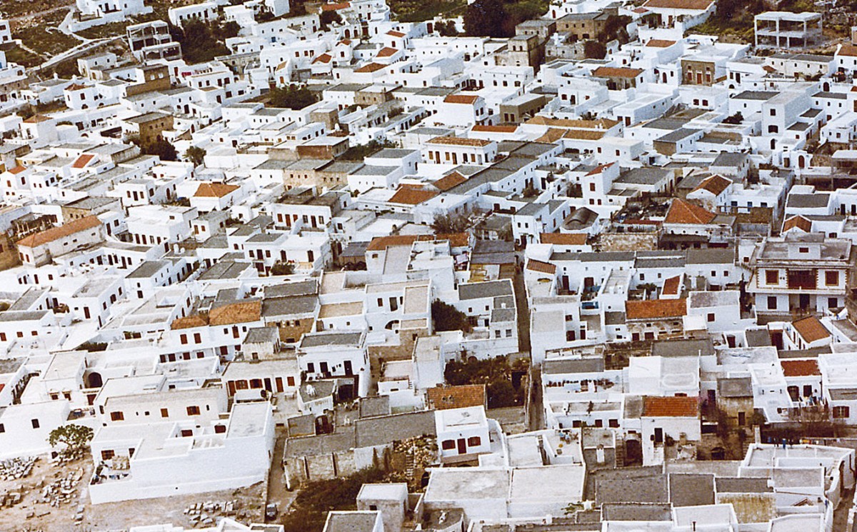 Die autofreie  Altstadt von Lindos von Akropolis aus gesehen. Aufnahme: April 1984 (digitalisiertes Negativfoto).