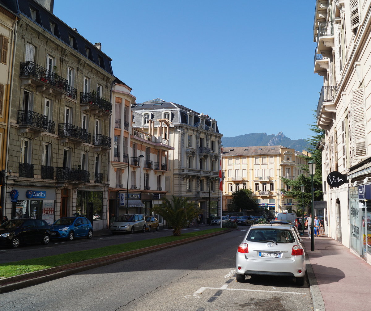 Die Avenue Charles de Gaulle in Aix-les-Bains (Dept. Savoie). Blick Richtung Bahnhof Aix-le-Bains-le-Revard. 13.09.2018.
