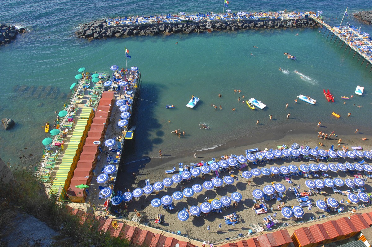 Die Badeanstalt von Sorrent / Sorrento. Aufnahme: Juli 2011.