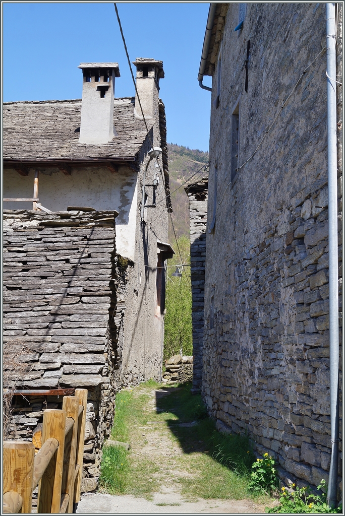 Die  Bahnhofstrasse  von Verigo (Valle Vigezzo). 15. April 2014