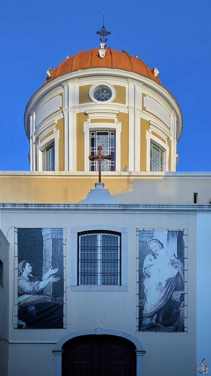 Die barocke Fassade und der Turm der Pfarrkirche St. Joseph (Igreja de Sao Jose da Anunciada) stammt aus dem 18. Jahrhundert. (Lissabon, Januar 2017)