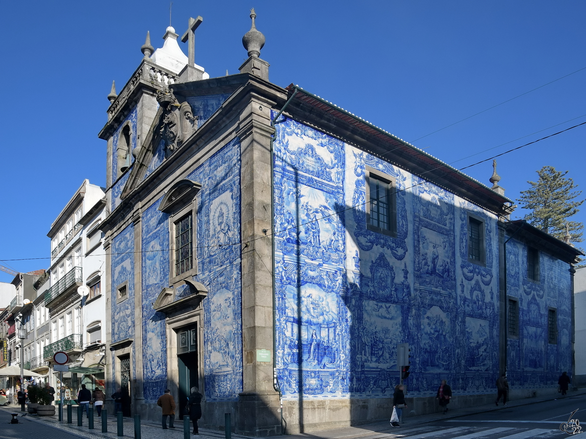 Die barocke Kapelle der Seelen (Capela Das Almas) wurde mit einer gefliesten Fassade versehen, auf der Szenen aus dem Leben der Heiligen dargestellt sind. (Porto, Januar 2017)