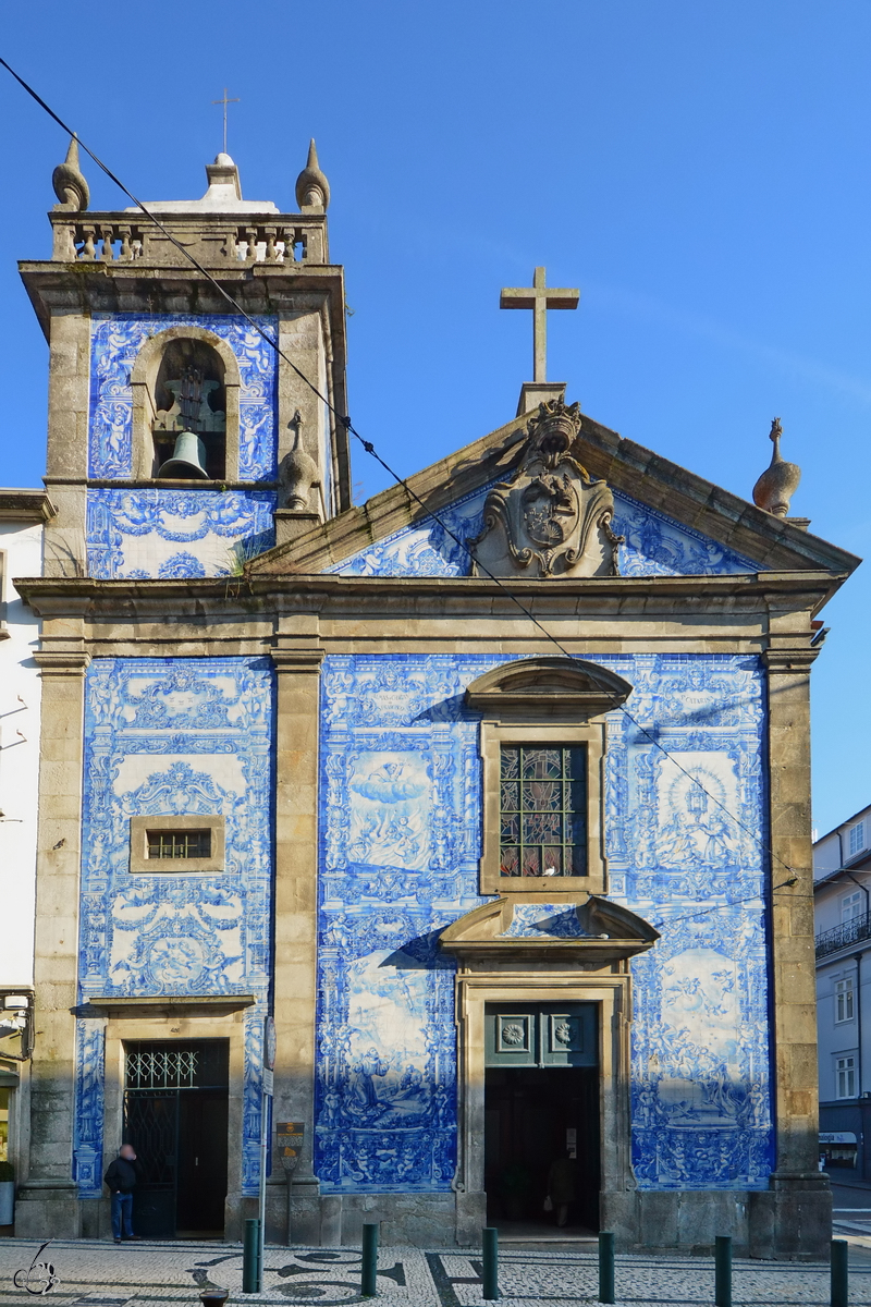 Die barocke Kapelle der Seelen (Capela Das Almas) wurde mit einer gefliesten Fassade versehen, auf der Szenen aus dem Leben der Heiligen dargestellt sind. (Porto, Januar 2017)