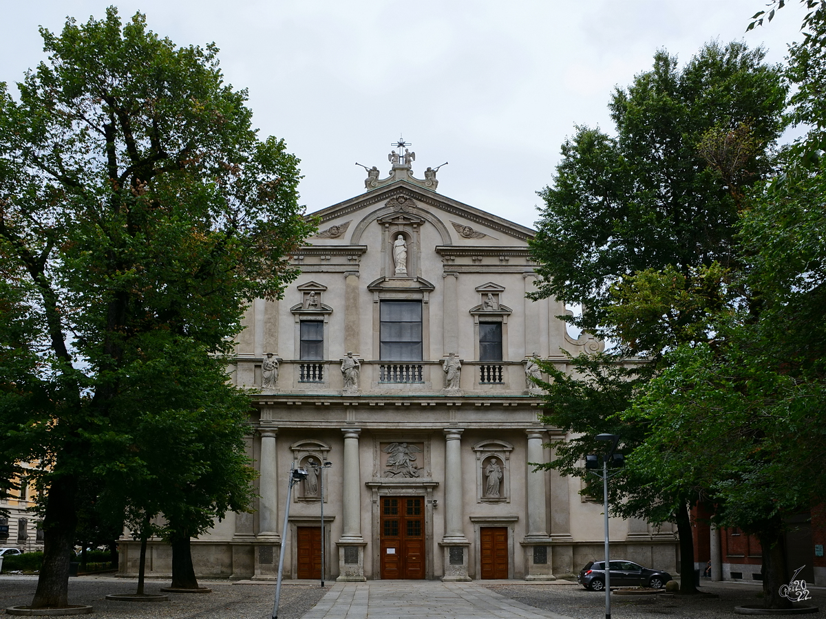 Die im barocken Stil erbaute Kirche Sant'Angelo (Santa Maria degli Angeli) stammt aus der Mitte des 16. Jahrhunderts. (Mailand, Juni 2014)