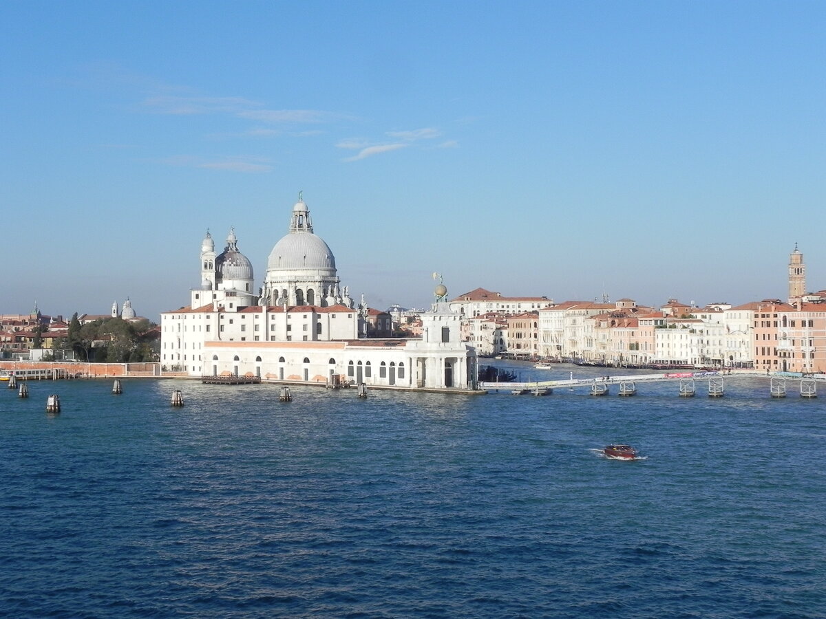 Die Basilica di Santa Maria della Salute in Venedig am 26.10.2014, fotografiert von bord des Kreuzfahrtschiffes  Albatros  am Ende einer Kreuzfahrt durch das Schwarze Meer. Santa Maria della Salute ist eine barocke Kirche im Sestiere Dorsoduro, einem  Stadtteil des historischen Zentrums von Venedig an der Einfahrt zum Canal Grande.