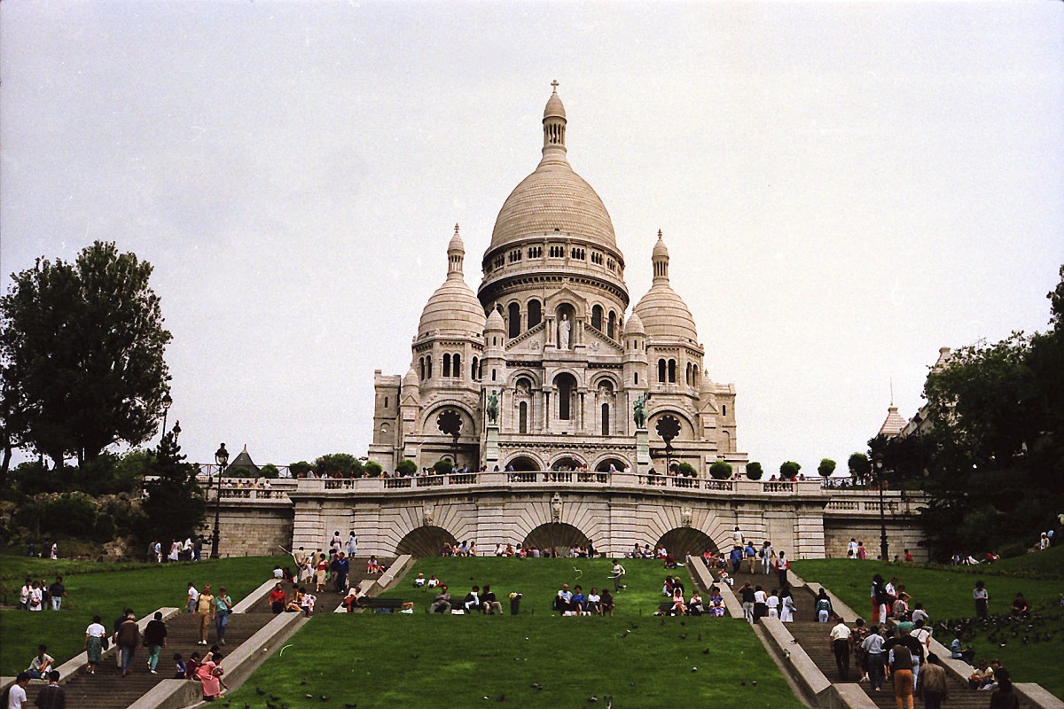 Die Basilica minor Sacr-Cur de Montmartre ist eine rmisch-katholische Wallfahrtskirche auf dem Montmartre im 18. Pariser Arrondissement. Aufnahme: Juli 1986 (digitalisiertes Negativfoto).