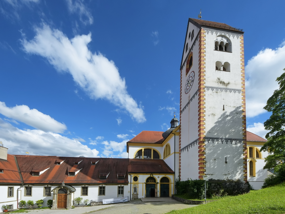 Die Basilika St. Mang geht auf das 8. Jahrhundert zurck. Sie wurde Anfang des 18. Jahrhunderts im italienischen Barockstil neu gebaut, da sie im dreiigjhrigen Krieg verwstet wurde. (Fssen, Juli 2017)