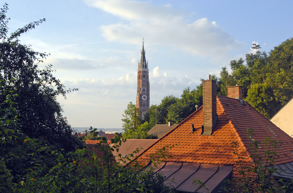 Die Basilika St. Martin in Landshut von Richard-Schirmann-Weg aus gesehen. Aufnahme: 24. Juli 2016.