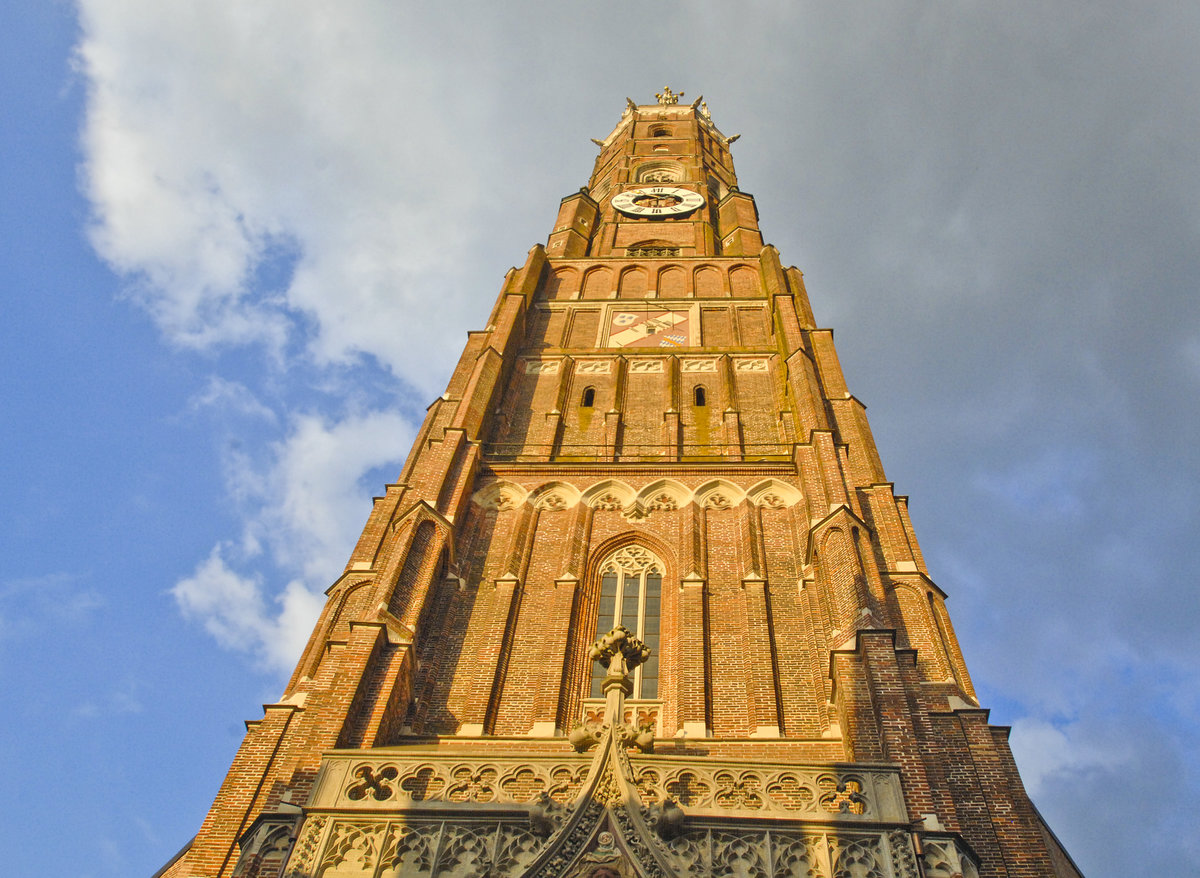 Die Basilika St. Martin in Landshut von unten gesehen. Aufnahme: 24. Juli 2016.