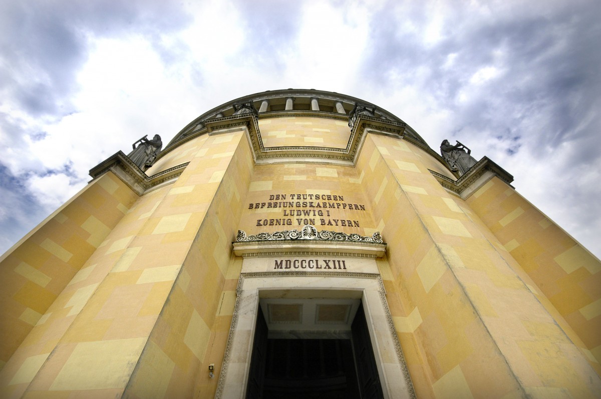 Die Befreiungshalle ist ein Denkmal auf dem Michelsberg oberhalb der Stadt Kelheim in Niederbayern. Aufnahme: Juli 2008.