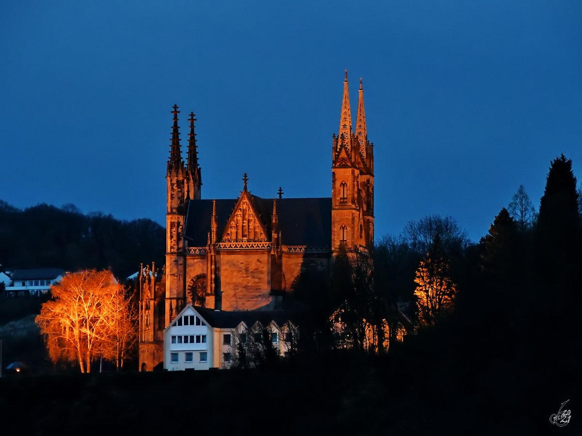 Die bei Dunkelheit angestrahlte Wallfahrtskirche St. Apollinaris in Remagen habe ich Anfang April 2021 fotografiert.