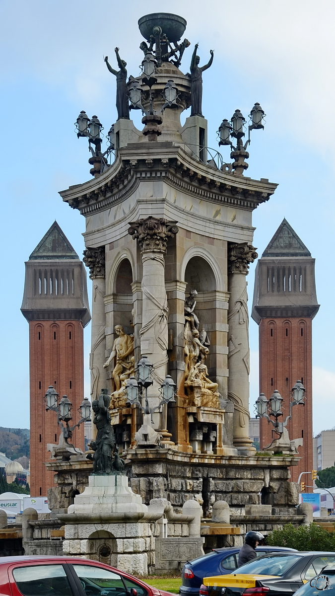 Die beiden 47 Meter hohen venezianischen Trme (Torres Venecianes)  umrahmen  das barocke Denkmal  Espaa Ofrecida a Dios  (Gott geweihtes Spanien) auf dem Plaza de Espaa in Barcelona. (Februar 2012)