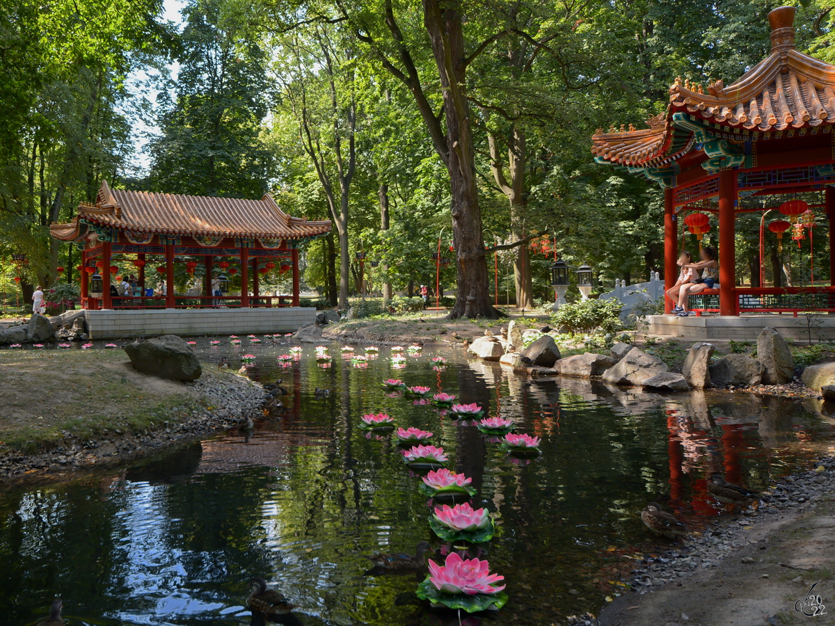 Die beiden Pavillons des 1780 angelegten Chinesischen Gartens im Łazienki-Park. (Warschau, August 2015)