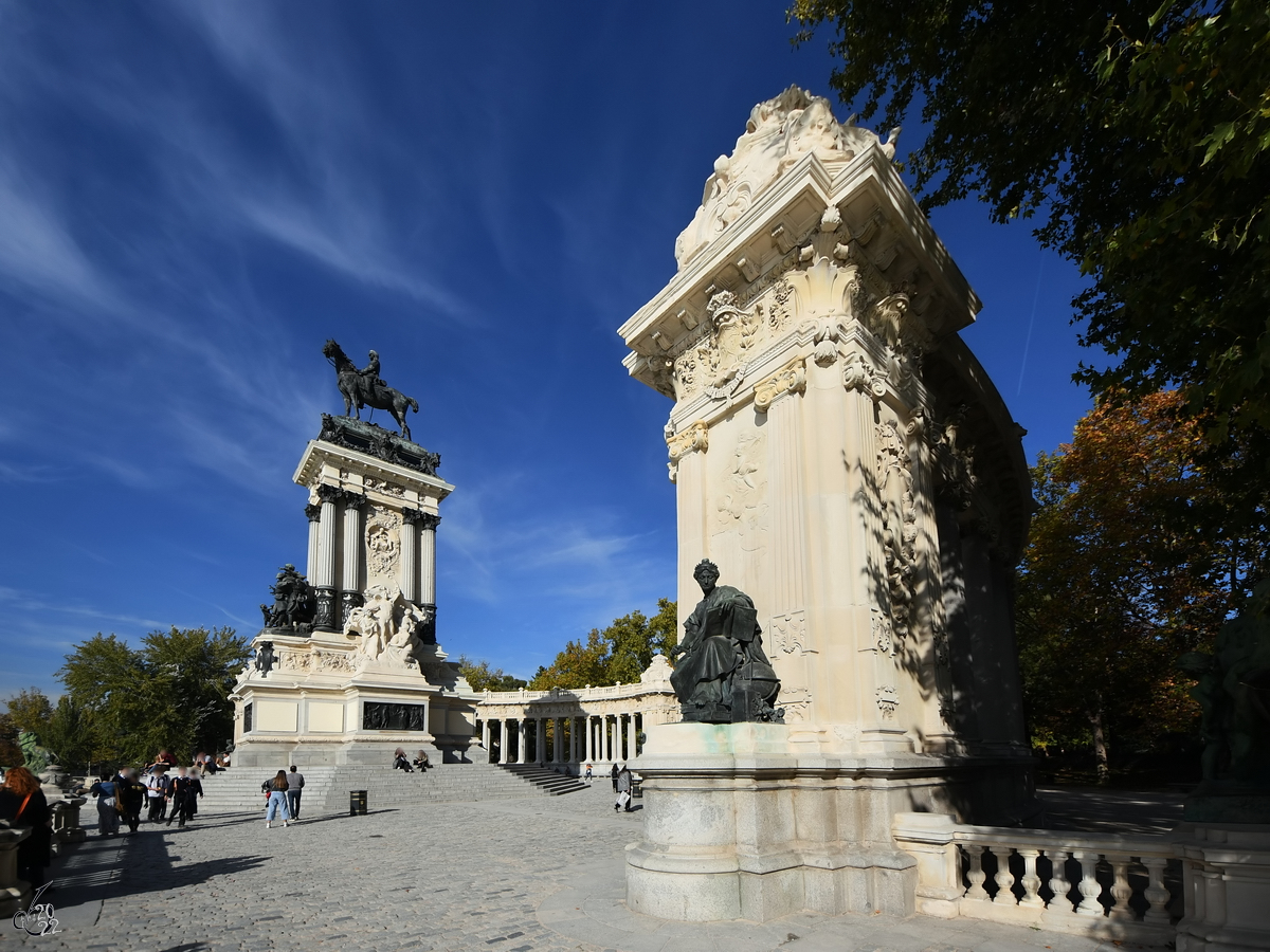 Die beiden Sulengnge und das Reiterstandbildes vom spanischen Knig Alfons XII. (Monumento a Alfonso XII.), so gesehen Anfang November im Madrider Retiro-Park.