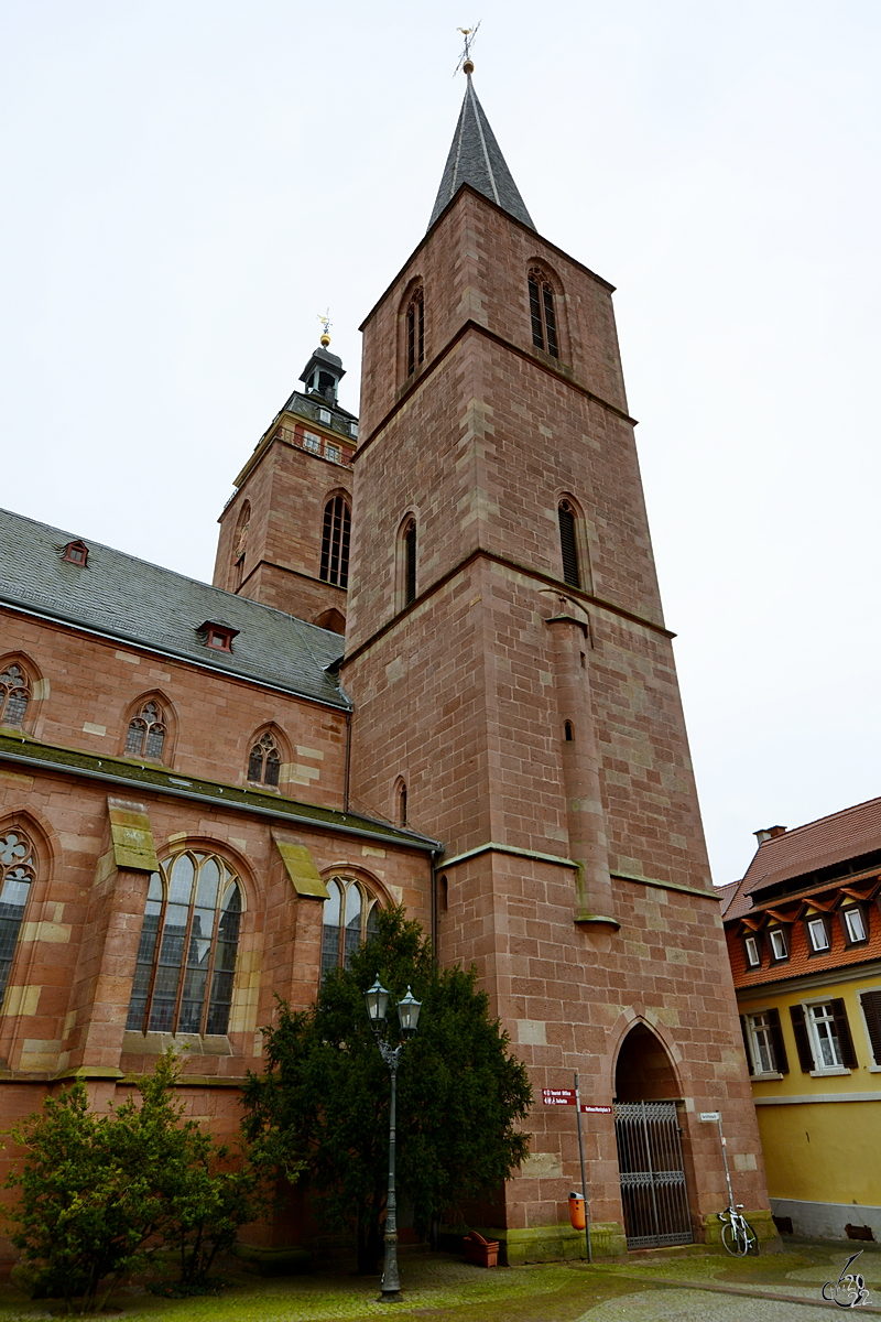 Die beiden Trme der aus dem 13. Jahrhundert stammenden gotischen Stiftskirche St. gidius in Neustadt an der Weinstrae, welche durch das nachtrgliche Einfgen einer Trennwand ber einen katholischen und einen protestantischen Teil verfgt. (Dezember 2014)