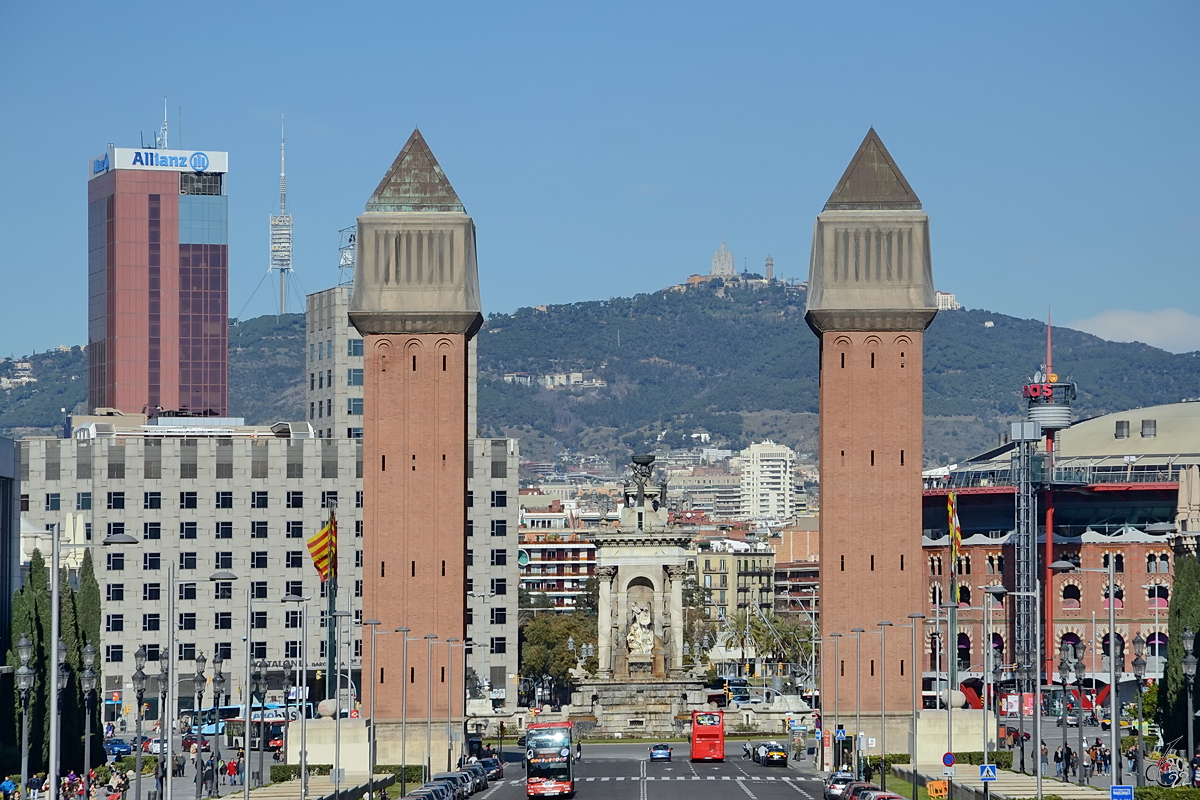 Die beiden venezianischen Trme (Torres Venecianes) sind 47 Meter hoch und wurden im Zeitraum von 1927 bis 1929 fr die Internationale Ausstellung von Barcelona 1929 erbaut. (Februar 2013)