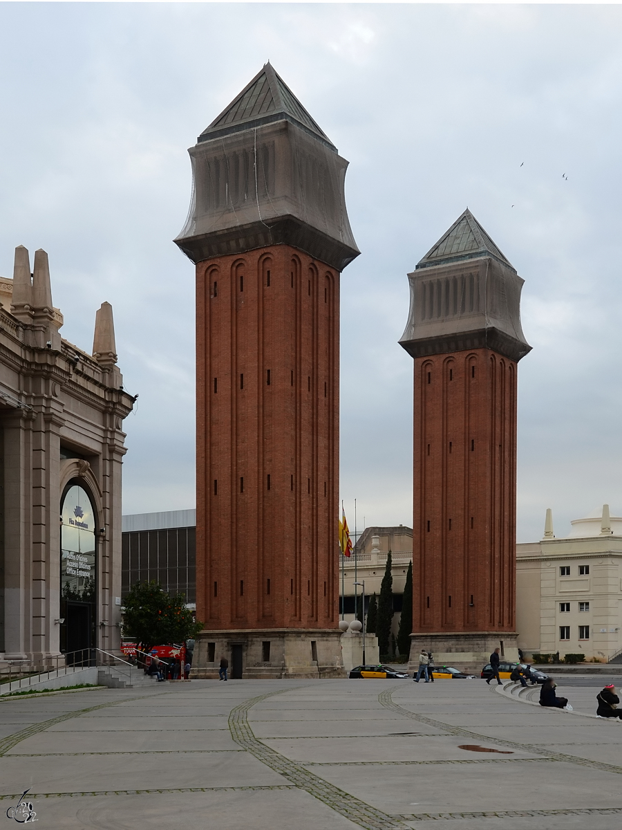 Die beiden venezianischen Trme (Torres Venecianes) sind 47 Meter hoch und wurden im Zeitraum von 1927 bis 1929 fr die Internationale Ausstellung von Barcelona 1929 erbaut. (Februar 2013)