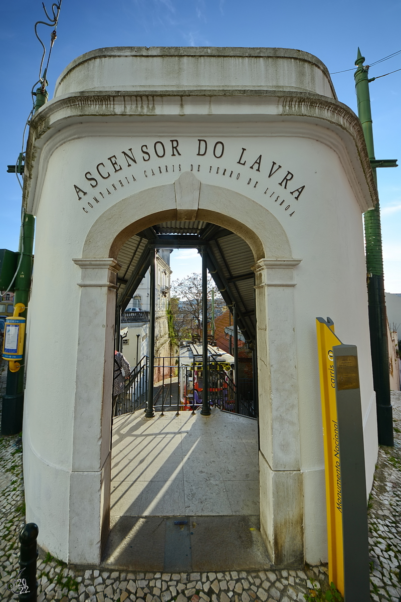 Die Bergstation der Ascensor do Lavrader, welche 1884 erbaut wurde und somit ltesten Standseilbahn in Lissabon ist. (Januar 2017)