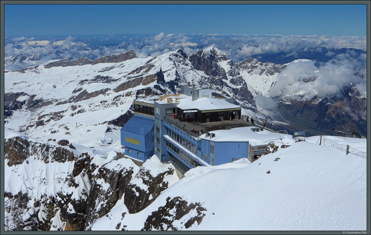 Die Bergstation auf dem 3020 m hohen Titlis bei Engelberg wurde 1967 errichtet und seitdem mehrmals umgebaut. Sie beherbergt neben der Seilbahnstation auch Restaurants und Geschfte. In wenigen Jahren soll das Gebude durch einen Neubau ersetzt werden. (27.04.2022)