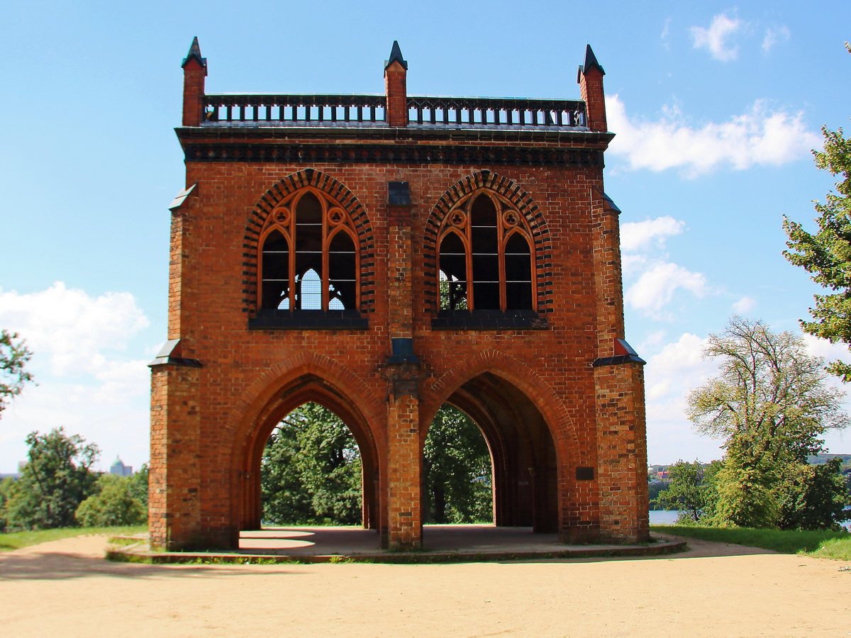 Die Berliner Gerichtslaube im Park und Schloss Babelsberg vor den Toren von Potsdam.
Das Gebude war Teil des 1270 errichteten Berliner Rathaus. Es diente als ffentliches Schffengericht. Das Gebude wurde im Zusammenhang mit dem Neubau des Berliner Rathaus ( Rotes Rathaus ) in den Jahren 1861/71 abgetragen und als Geschenk der von Berlin an Kaiser Wilhelm I. in den Park Babelsberg verbracht, und hier in den Jahren 1871/72 wieder errichtet. In den Jahren 1991 und 1992 erfolgte eine Restauration nach Kriegsschden und Verfall.
Bild vom 09. August 2017.
