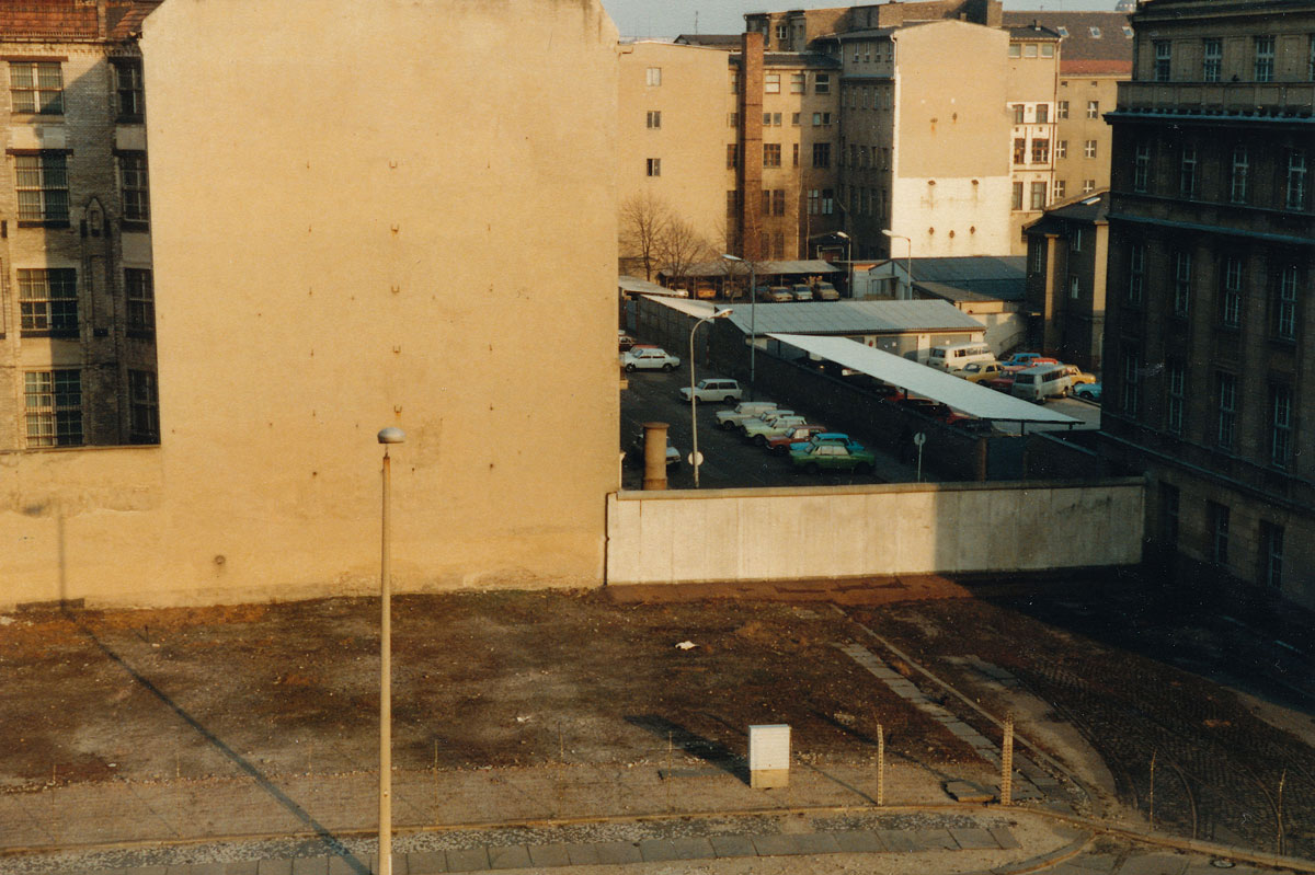 Die Berliner Mauer vom Reichstag aus gesehen. Aufnahme: Mrz 1984 (digitalisiertes Negativfoto).