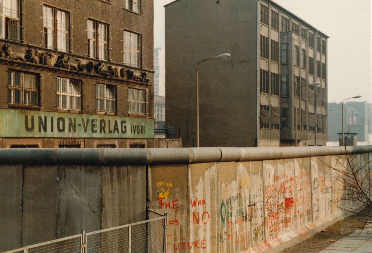 Die Berliner Mauer und verriegelte Huser in Ostberlin. Aufnahme: Mrz 1984 (digitalisiertes Negativfoto).