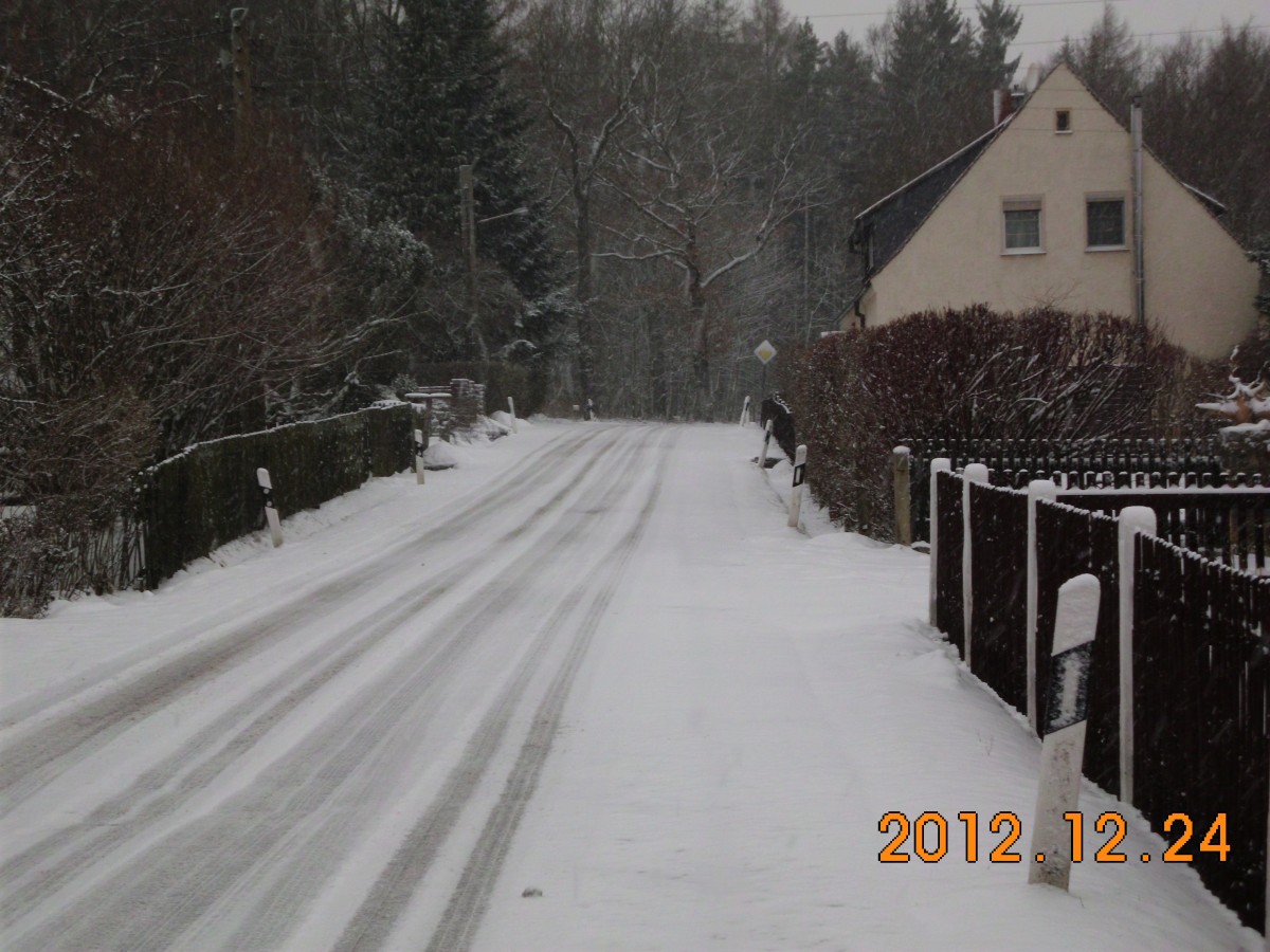 Die Bertsdorfer Strae in Olbersdorf am 24.12.2012