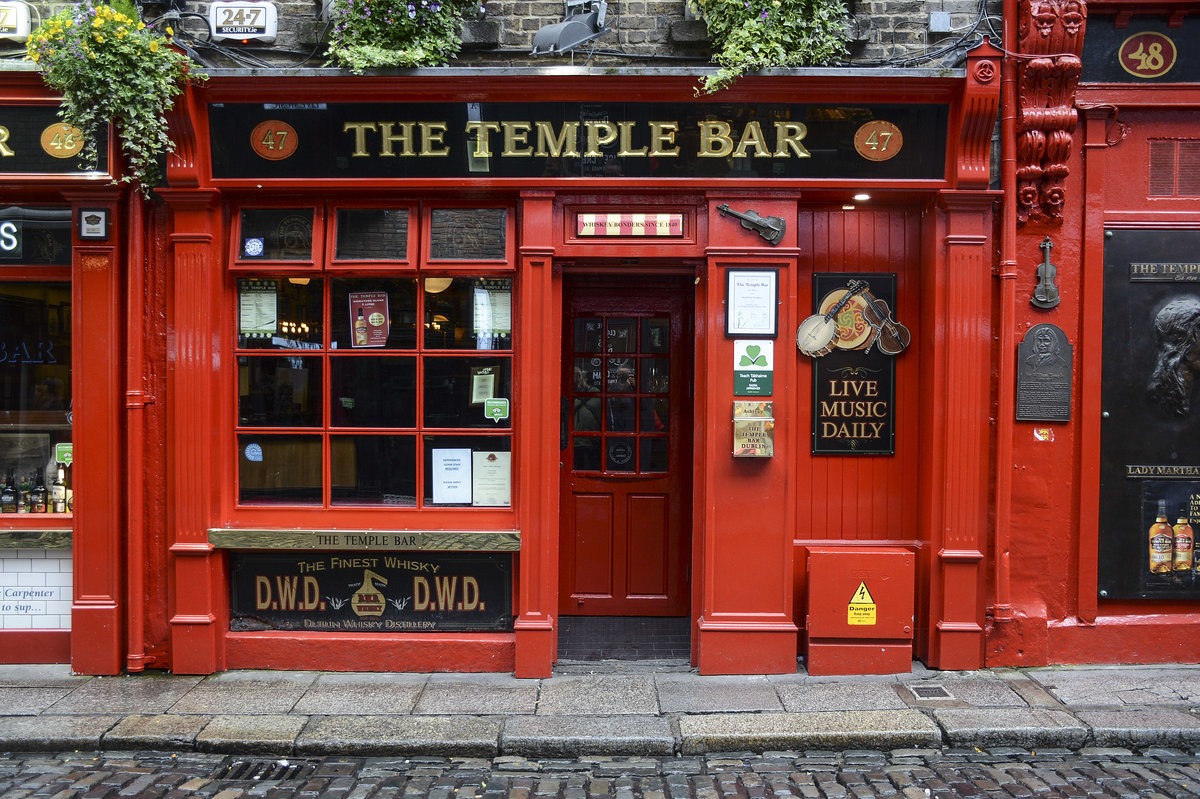 Die berhmte Temple Bar in Dublin. Temple Bar ist auch der Dublins Kulturviertel (vor allem fr Touristen) mit einem munteren Nachtleben.
Aufnahme: 11. Mai 2018.