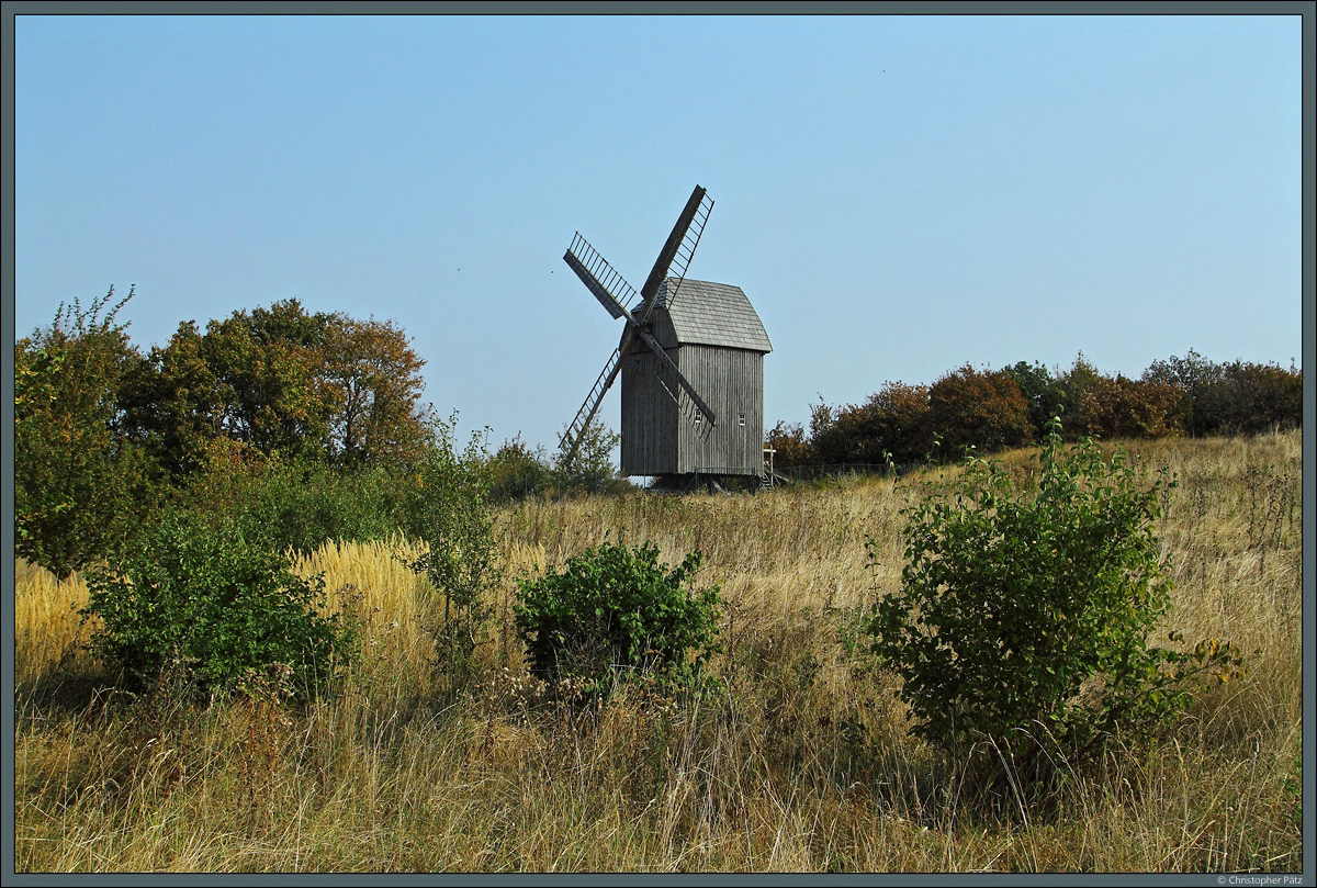 Die Bockwindmühle von Kleinmühlingen wurde in den 1990er Jahren mit Hilfe von Teilen einer Windmühle aus Roitsch wiederaufgebaut. Der Bereich vor der Mühle wird als Festplatz genutzt. (10.09.2016)