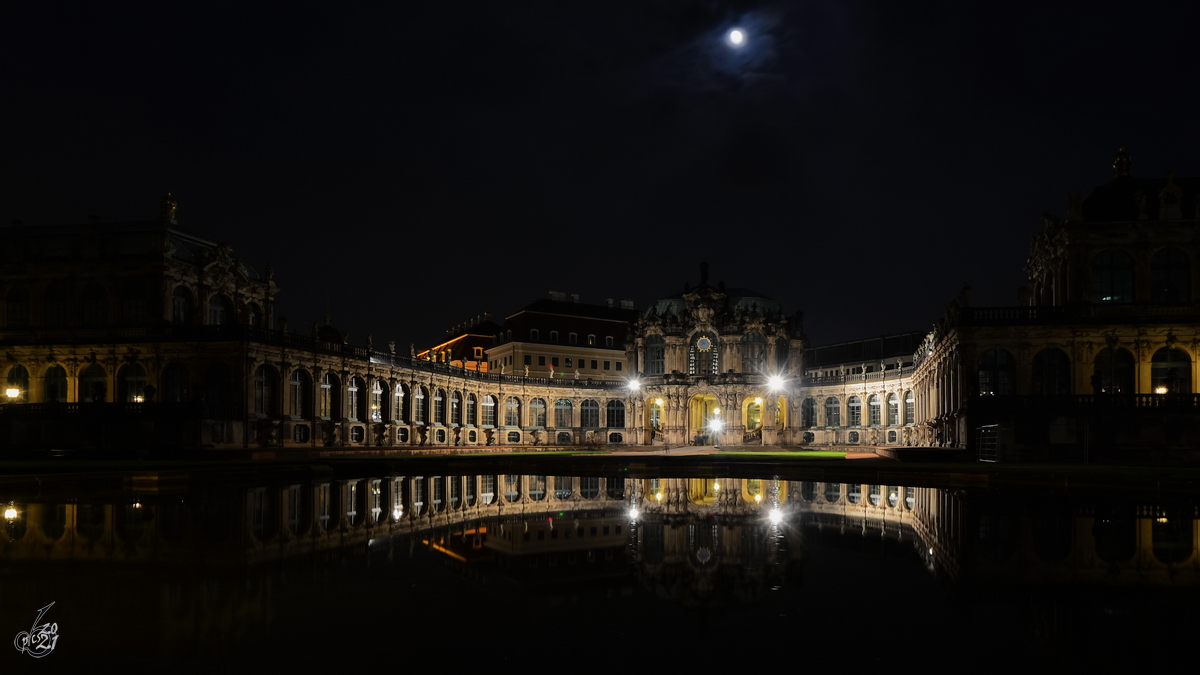 Die Bogengalerien beiderseits des Wallpavillons spiegeln sich im Wasser. (Zwinger Dresden, April 2014)