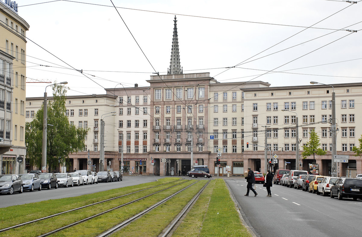 Die breite Grunewaldstrae in Leipzig mit einem typischen Beispiel der DDR-Architektur im Stil des Sozialistischen Klassizismus. Aufnahme: 29. April 2017.