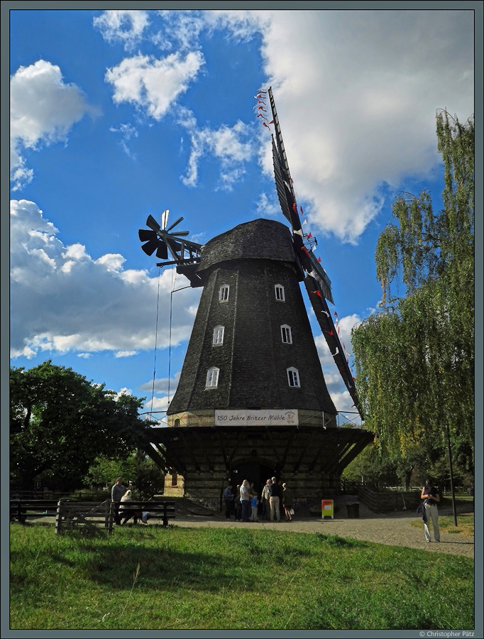 Die Britzer Mhle wurde 1865 erbaut. Es handelt sich um eine funktionsfhige Galleriehollnder-Windmhle, die seit 1955 unter Denkmalschutz steht. 1985 wurde auf dem Gelnde die Bundesgartenschau durchgefhrt. (03.10.2016)