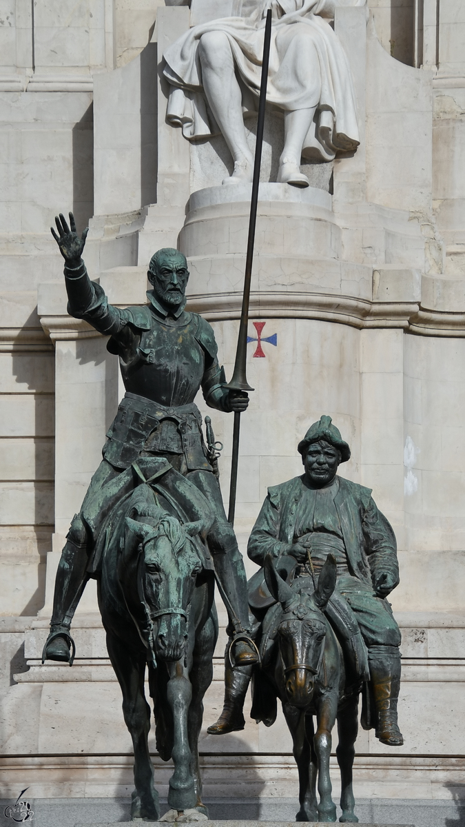 Die Bronzefiguren von Don Quijote und Sancho Panza an dem spanischen Schriftsteller Miguel de Cervantes Saavedra gewidmeten Denkmal auf dem Plaza de Espaa in Madrid. (November 2022)