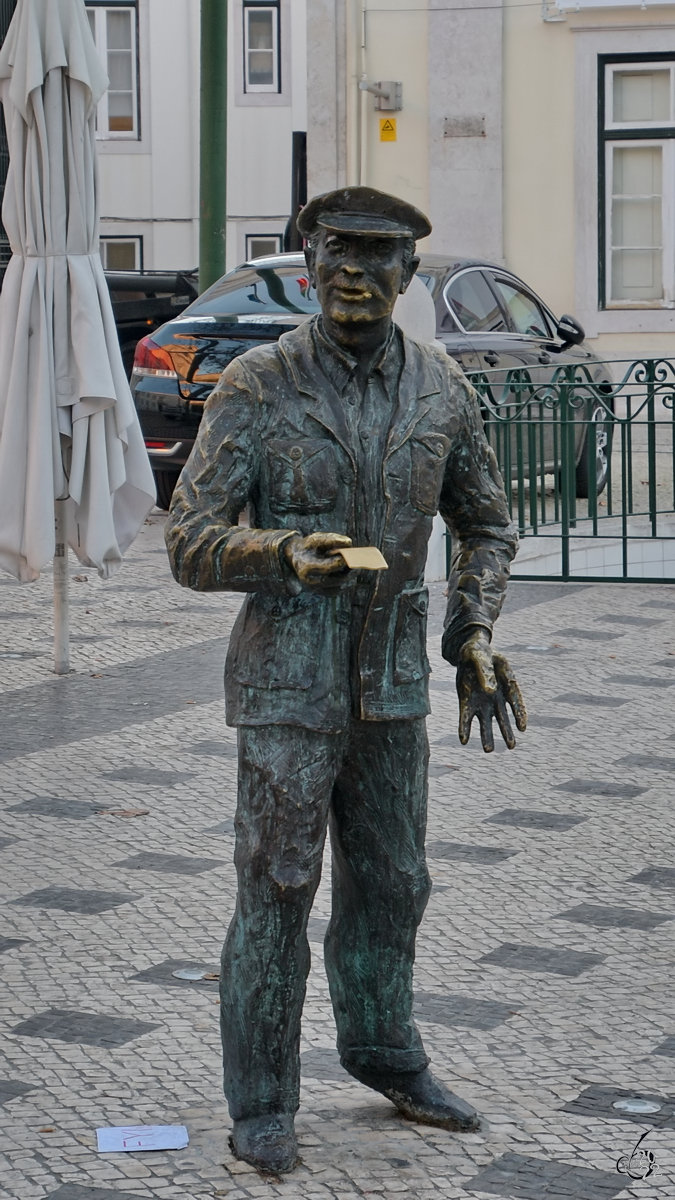 Die bronzene Statue eines Losverkäufers (Cauteleiro) wurde zu Ehren der lokalen Lottoscheinverkäufer aufgestellt. Wenn man an ihr reibt, so soll es Glück bringen. (Lissabon, Januar 2017)